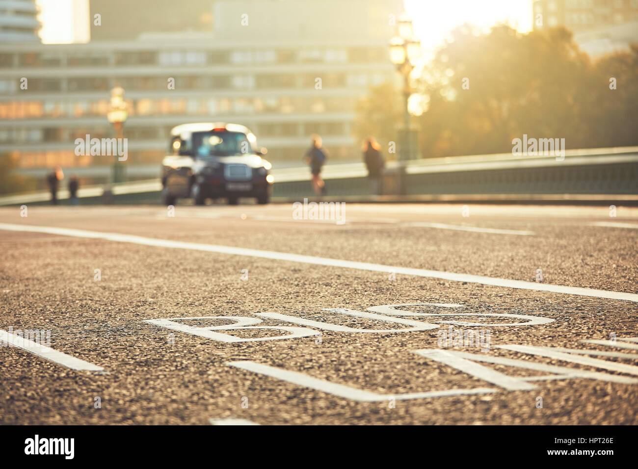 La vie quotidienne dans la ville. Voies de bus et taxi voiture noire dans la rue. Londres, le Royaume-Uni de Grande-Bretagne et d'Irlande du Nord Banque D'Images