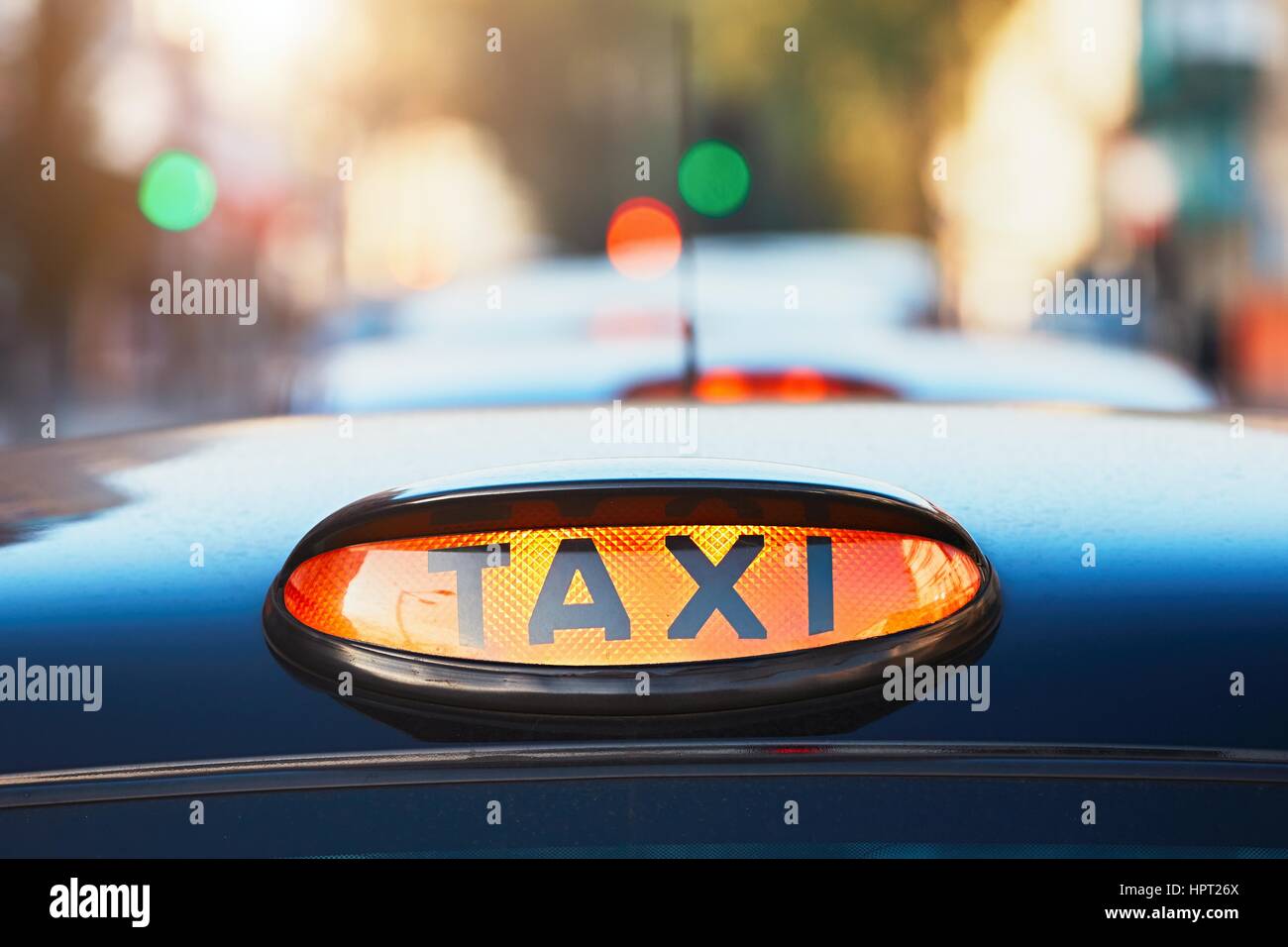 London taxi noir signe sur la rue, UK Banque D'Images