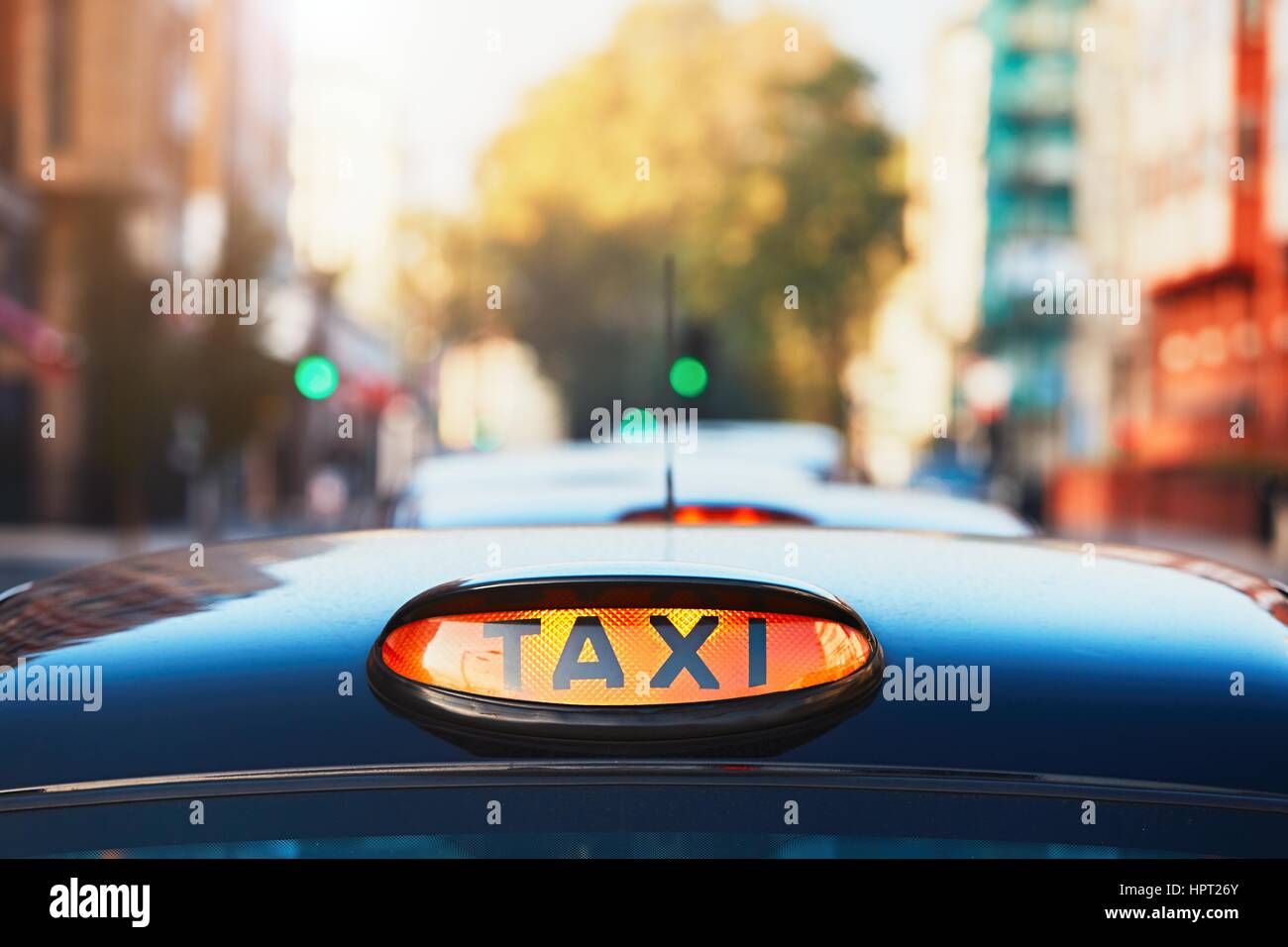 London taxi noir signe sur la rue, UK Banque D'Images
