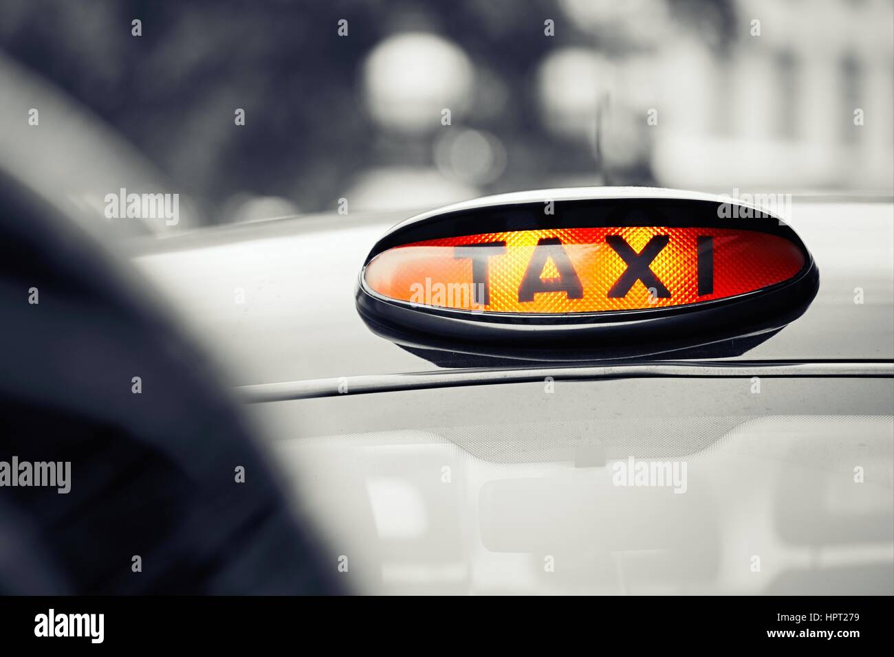 London taxi noir signe sur la rue, UK Banque D'Images