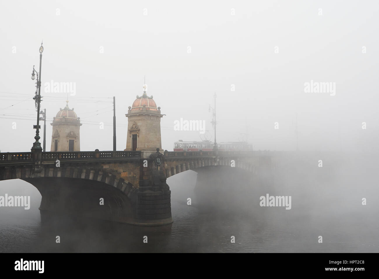 Vieux pont dans le brouillard de mystère, Prague Banque D'Images