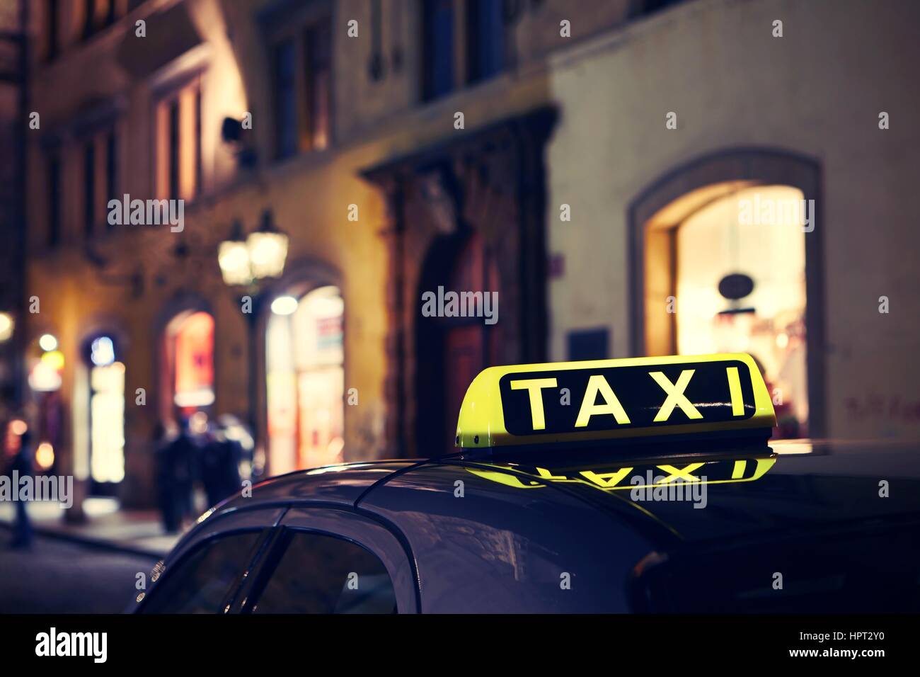 Une voiture de taxi dans les rues de Prague. Banque D'Images