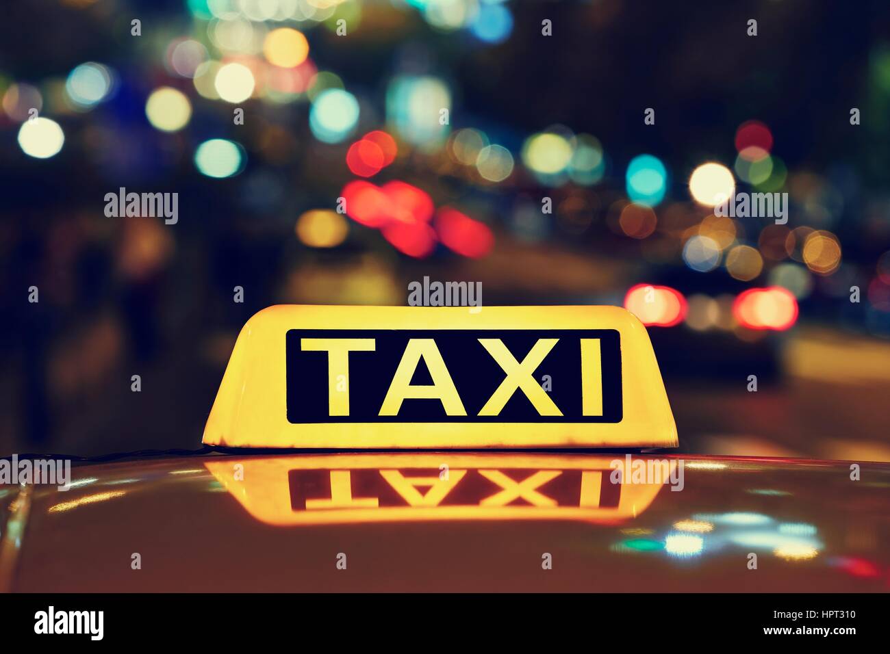 Une voiture de taxi sur la rue la nuit Banque D'Images