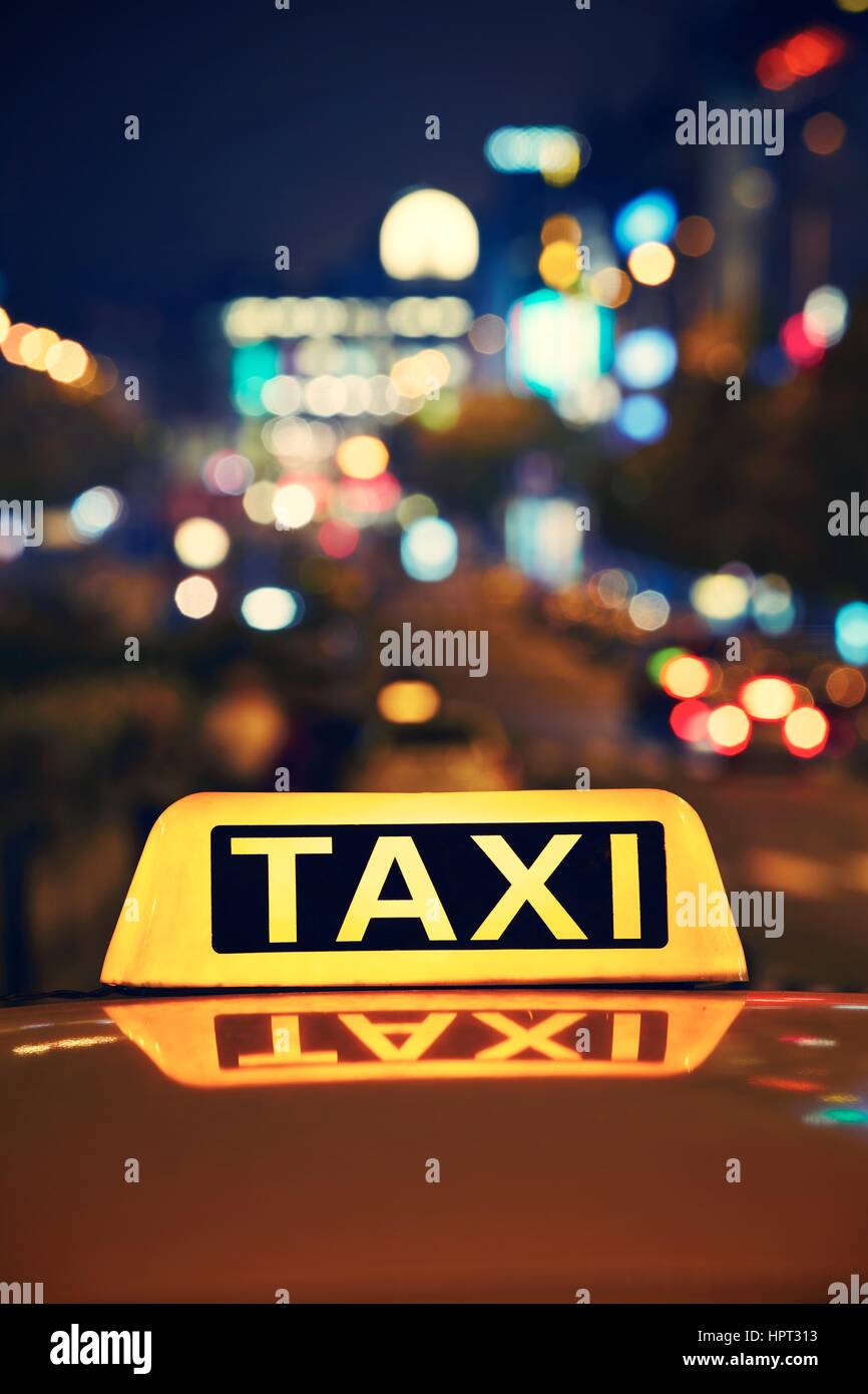 Une voiture de taxi sur la rue la nuit, la Place Venceslas, à Prague Banque D'Images