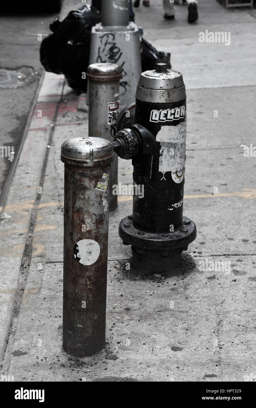 Incendie crasseux avec des graffitis et autocollants Banque D'Images