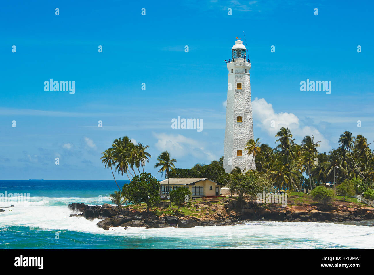 Phare blanc à Dondra dans le sud de Sri Lanka. Banque D'Images