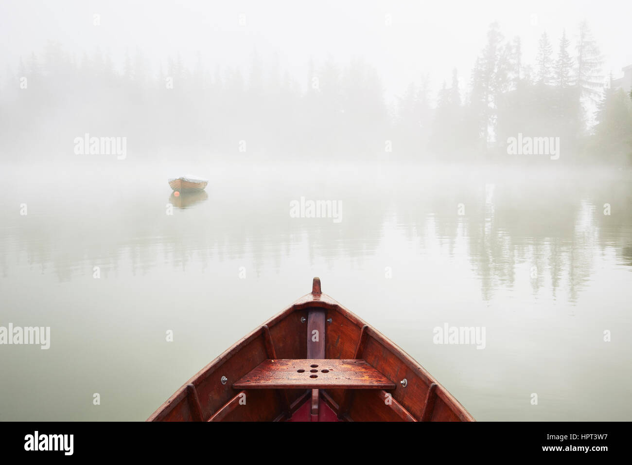 Bateaux sur le lac au matin de brouillard. Banque D'Images