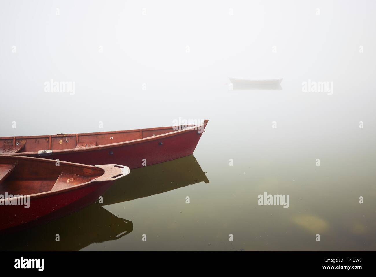 Bateaux sur le lac au matin de brouillard. Banque D'Images