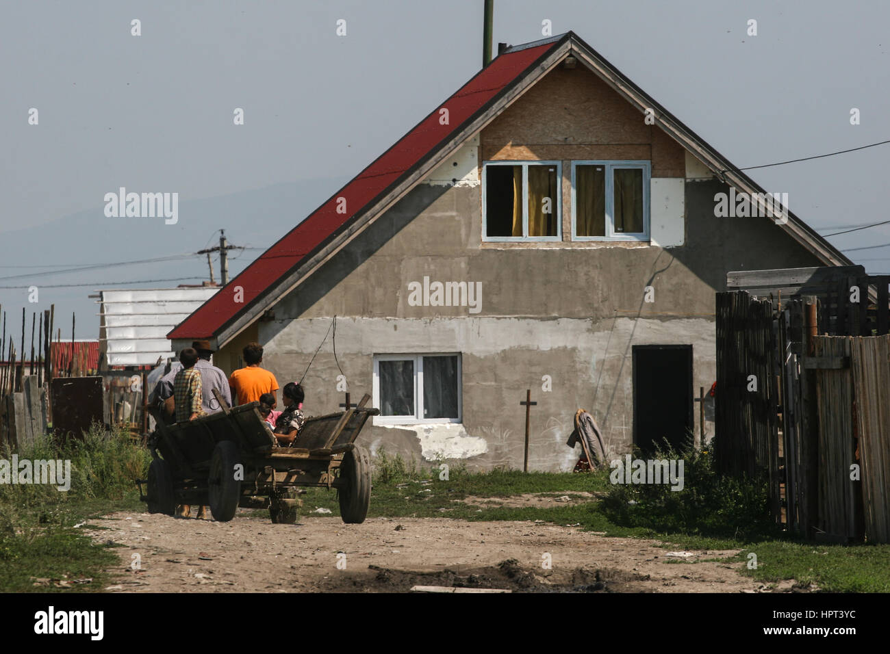 Tarlungeni, Brasov, Roumanie, 22 août 2009 : une famille gitane est vu sur un panier en face d'une maison. Banque D'Images