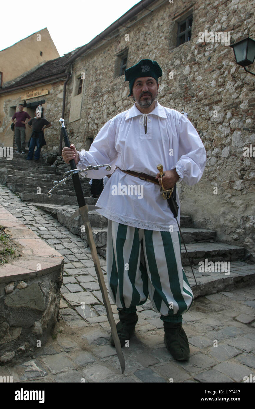 Rasnov, Roumanie, le 4 juillet 2009 : un guide habillé en costume médiéval traditionnel pose à l'intérieur de la forteresse médiévale, Rasnov Brasov, Roumanie. Banque D'Images