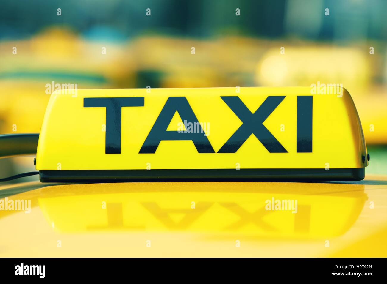 Les voitures de taxi sont en attente dans la rangée sur rue - selective focus Banque D'Images
