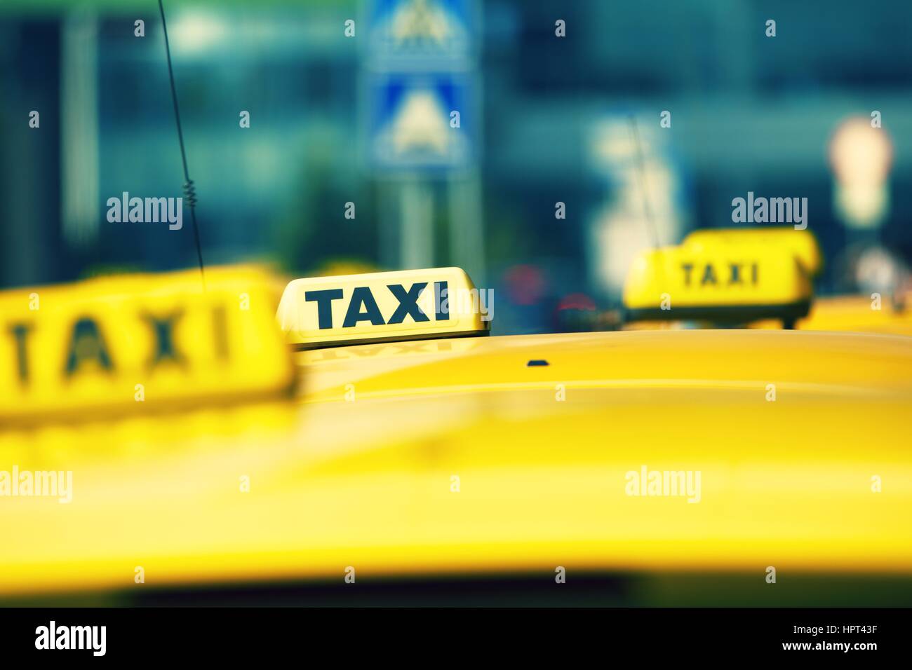 Les voitures de taxi sont en attente dans la rangée sur rue - selective focus Banque D'Images