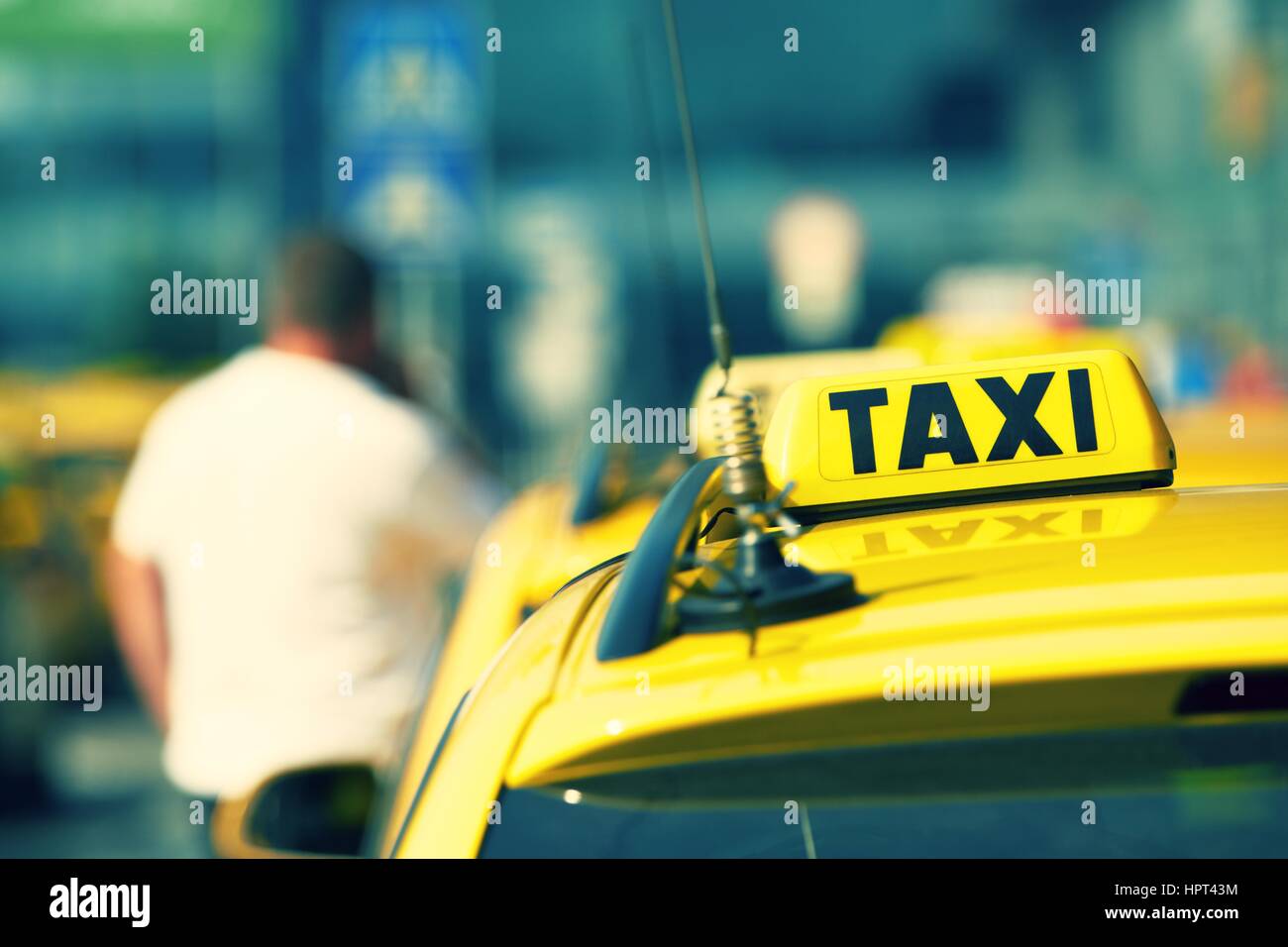 Les voitures de taxi sont en attente dans la rangée sur rue - selective focus Banque D'Images