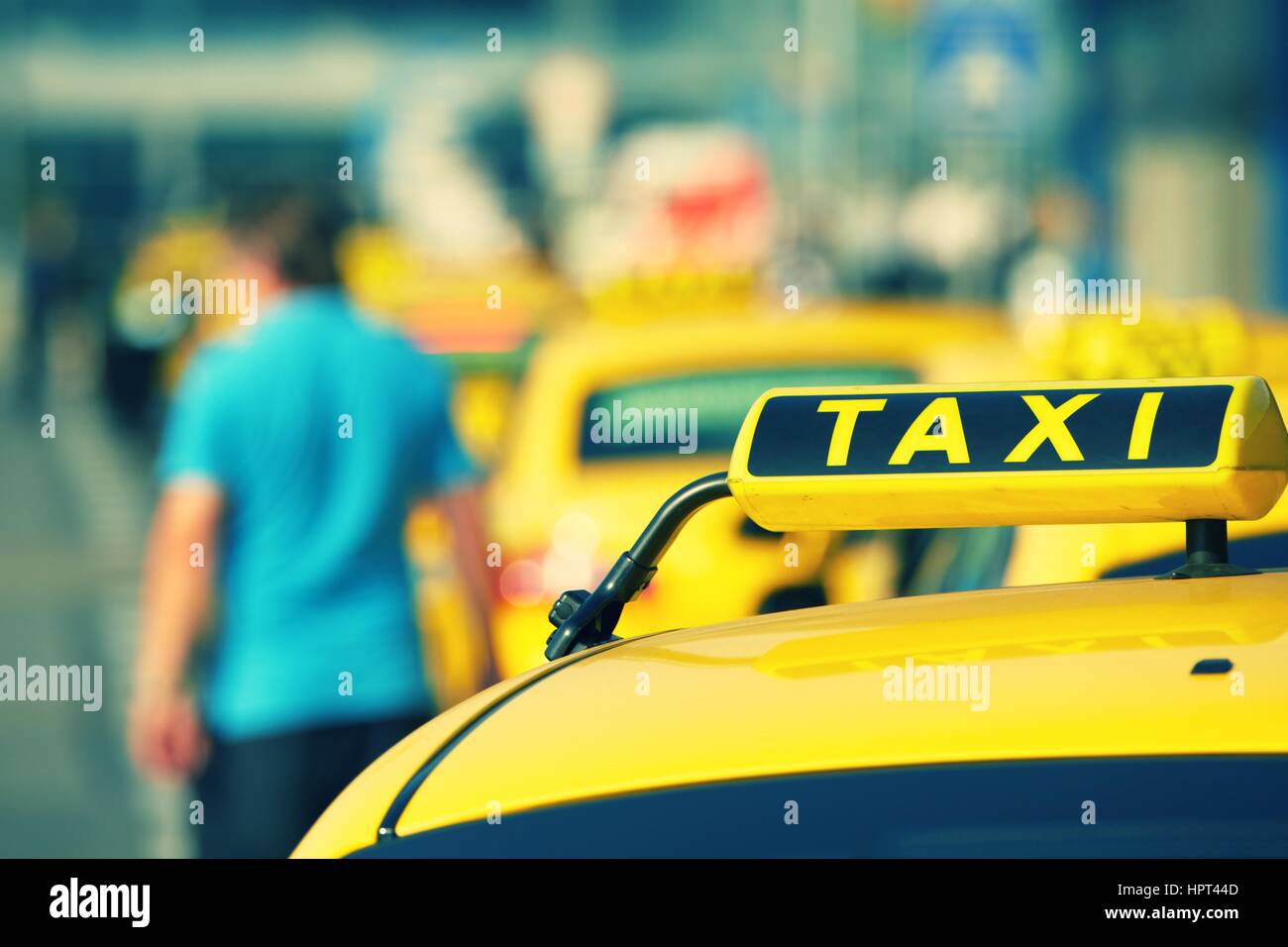 Les voitures de taxi sont en attente dans la rangée sur rue - selective focus Banque D'Images