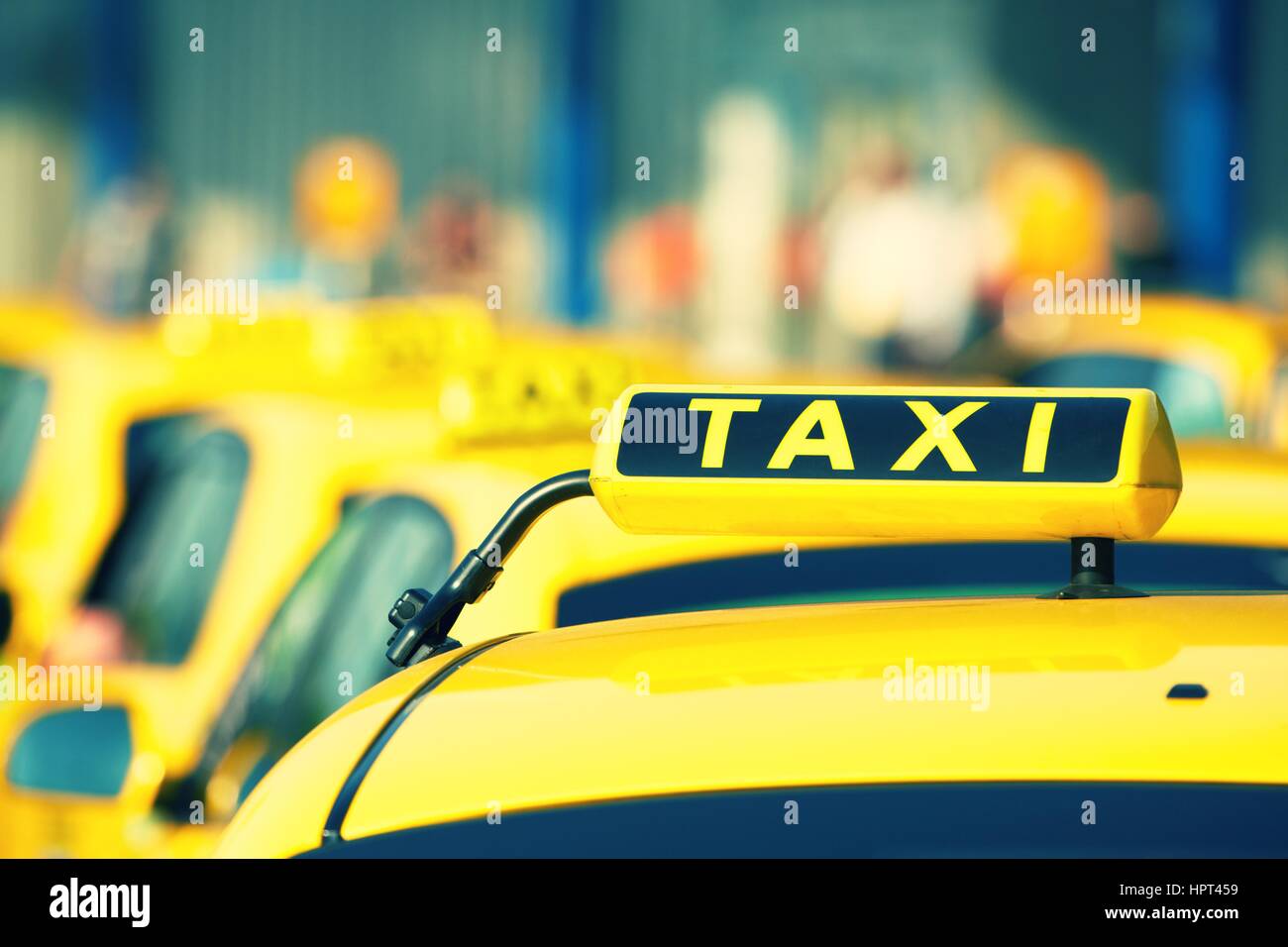 Les voitures de taxi sont en attente dans la rangée sur rue - selective focus Banque D'Images