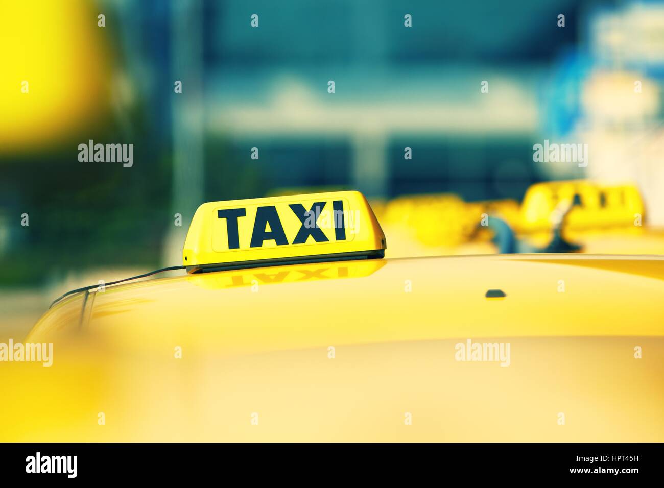 Les voitures de taxi sont en attente dans la rangée sur rue - selective focus Banque D'Images