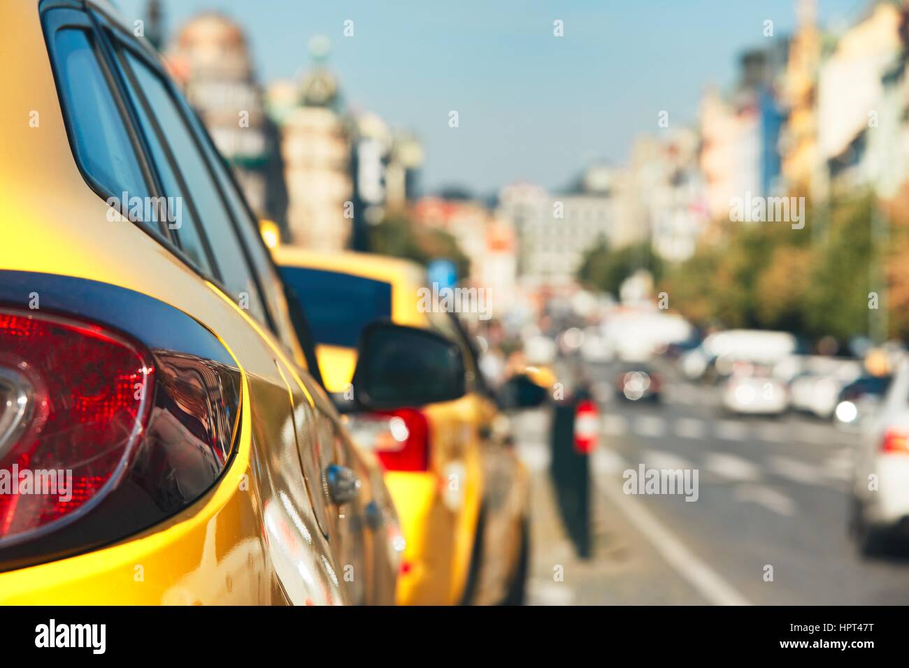 Les voitures de taxi en attente de clients. La place Venceslas à Prague, République tchèque. - Selective focus Banque D'Images