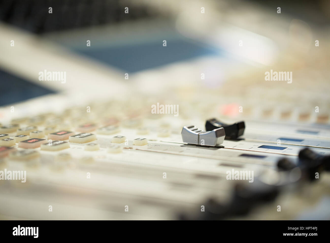Console de mixage audio professionnel avec les curseurs et boutons de réglage - radio / TV Broadcasting Banque D'Images