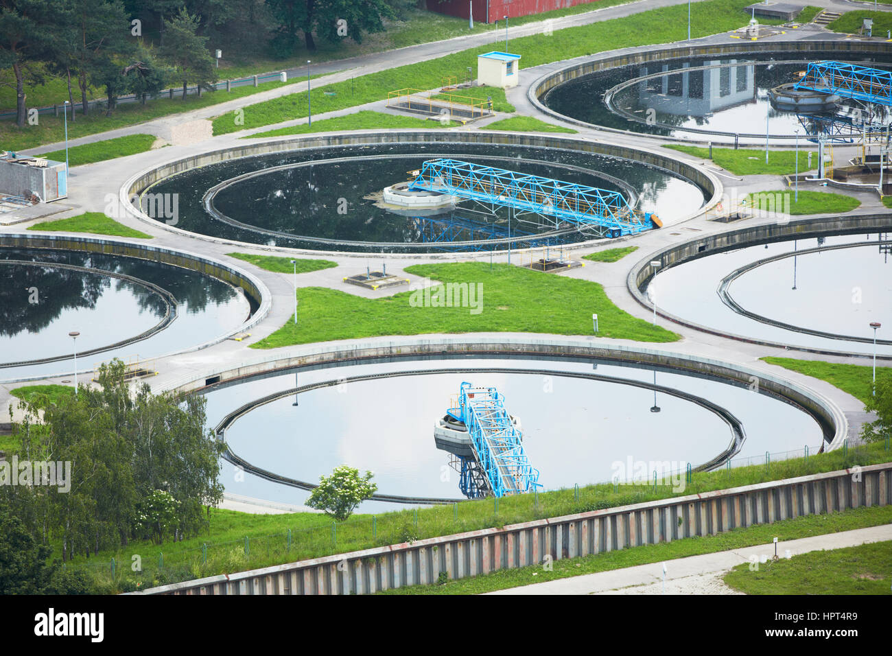 L'usine de traitement des déchets - groupes de citernes de stockage d'eau des déchets Banque D'Images