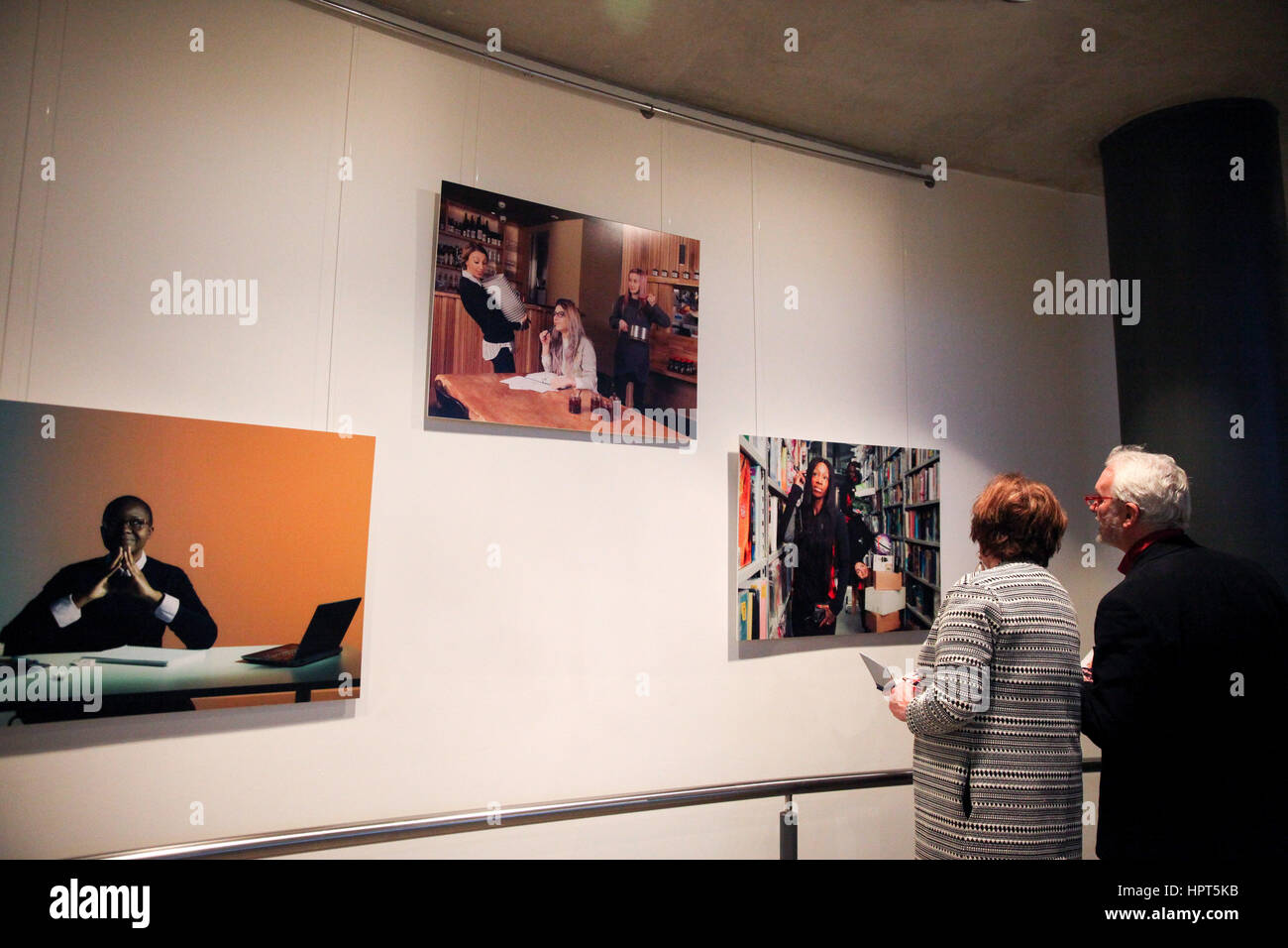 City Hall, London, UK. Feb 23, 2017. Guest examine les photographies de Leonora Saunders. L'avant de la Journée internationale de la femme le mois prochain, le maire de Londres Sadiq Khan lance "mêmes mais différente", exposition de photographies à l'Hôtel de ville Londres Pour célébrer la diversité de toutes les femmes qui travaillent dans le Royaume-uni aujourd'hui - partager les histoires des femmes dont les voix sont rarement entendues. L'exposition est présentée jusqu'au vendredi 10 mars, y compris la Journée internationale de la femme (8 mars). Credit : Dinendra Haria/Alamy Live News Banque D'Images