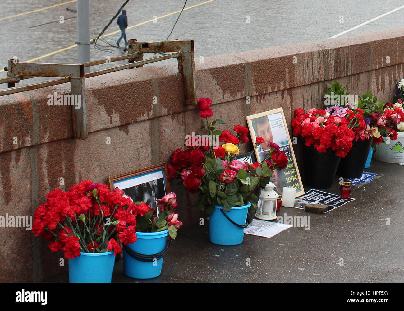 Moscou, Russie. Feb 21, 2017. Des fleurs dans des seaux bleus, des bougies et des photos peuvent être vues sur le site où l'opposition Boris Nemtsov a été tué le 27 février 2015 à Moscou, Russie, le 21 février 2017. Plusieurs hommes font face à plus de procès l'homicide de l'opposant de Poutine près du Kreml. Les circonstances ne sont toujours pas claires. Photo : Claudia Thaler/dpa/Alamy Live News Banque D'Images