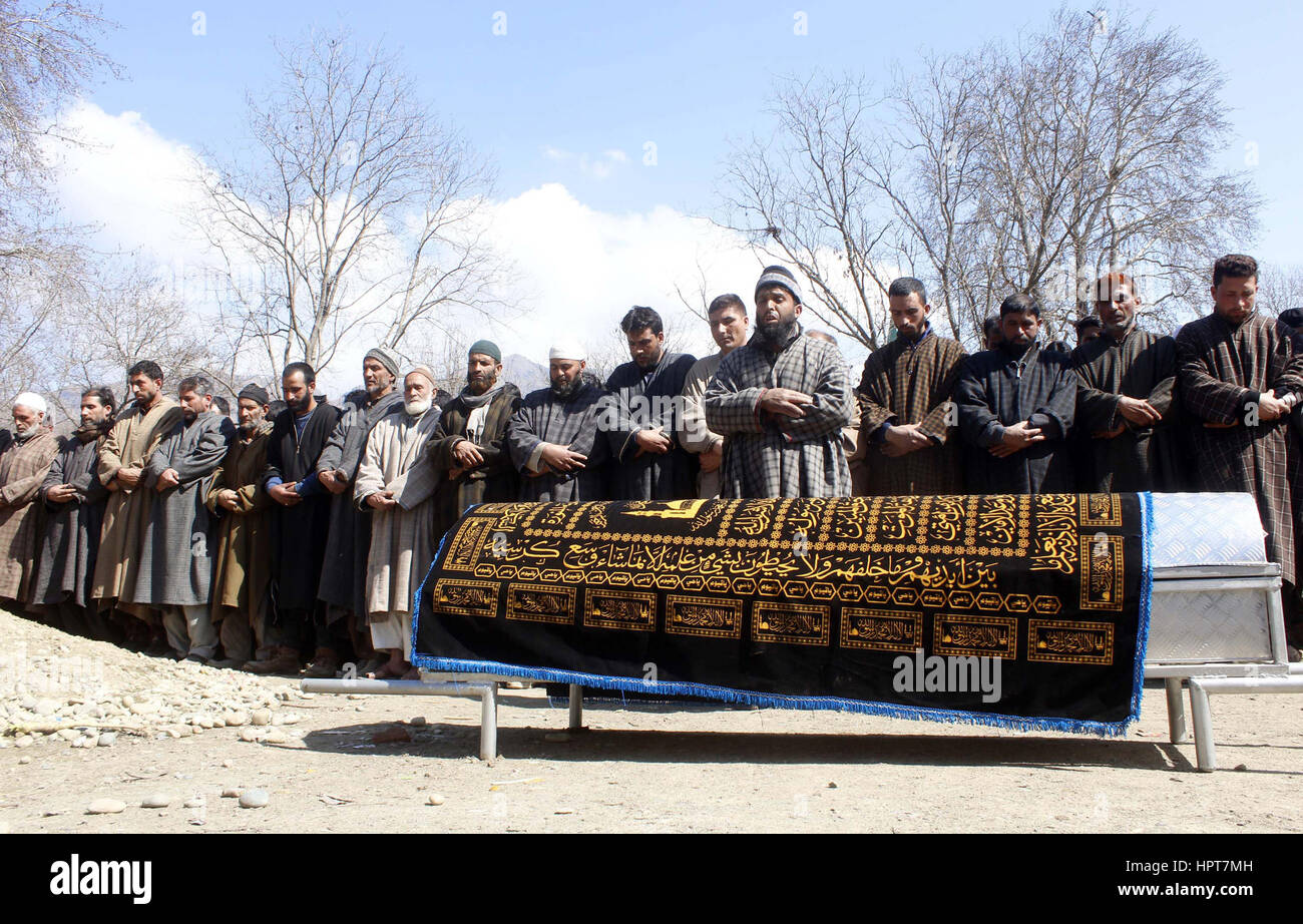Srinagar, au Cachemire. Feb 23, 2017. Les villageois du cachemire prier le corps du soldat de l'armée indienne Ghulam Mohi ud Din plutôt qui a été tué dans l'attaque de jeudi, lors de ses funérailles à Panjpora, village au sud de Srinagar Crédit : Sofi Suhail/Alamy Live News Banque D'Images