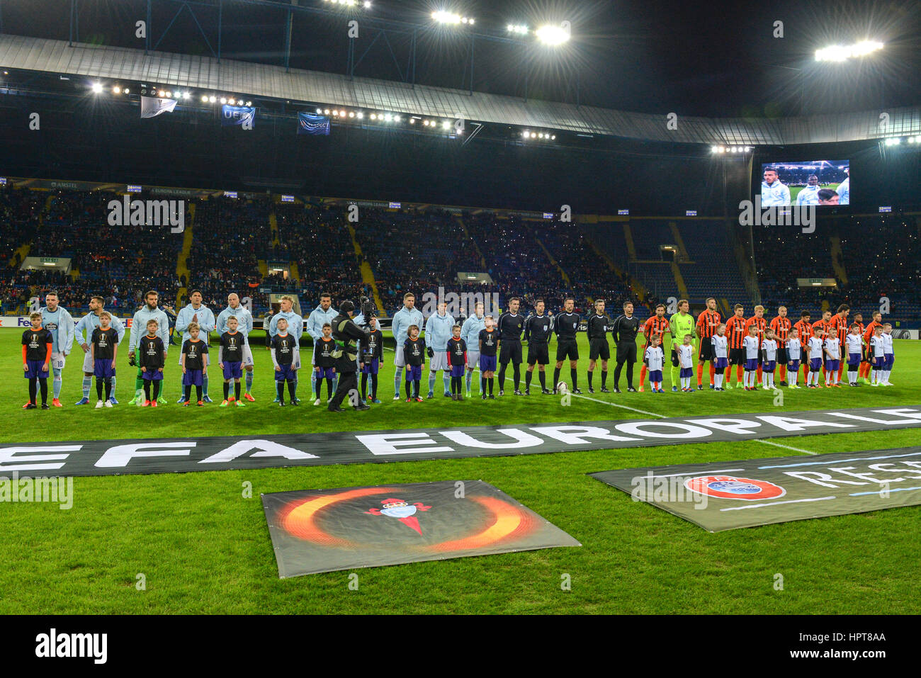 Kharkiv, Ukraine. 23 février 2017. Deux équipes avant la Ligue Europa ronde de 32 Correspondance entre marche arrière (Shakhtar Donetsk, Ukraine) et (Celta Vigo, Espagne) au stade Metalist le 23 février 2017 à Kharkiv, Ukraine Credit : Anatoliy Cherkasov/Alamy Live News Banque D'Images