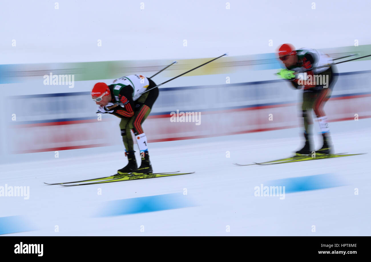 Lahti, Finlande. Feb 24, 2017. Eric Frenzel (l) et Johannes Rydzek de Allemagne en action pendant la combinaison unique normale événement hill/10 km pendant la *Championnats du Monde de ski nordique 2017 à Lahti, Finlande, 24 février 2017. Photo : Karl-Josef Opim/dpa/Alamy Live News Banque D'Images