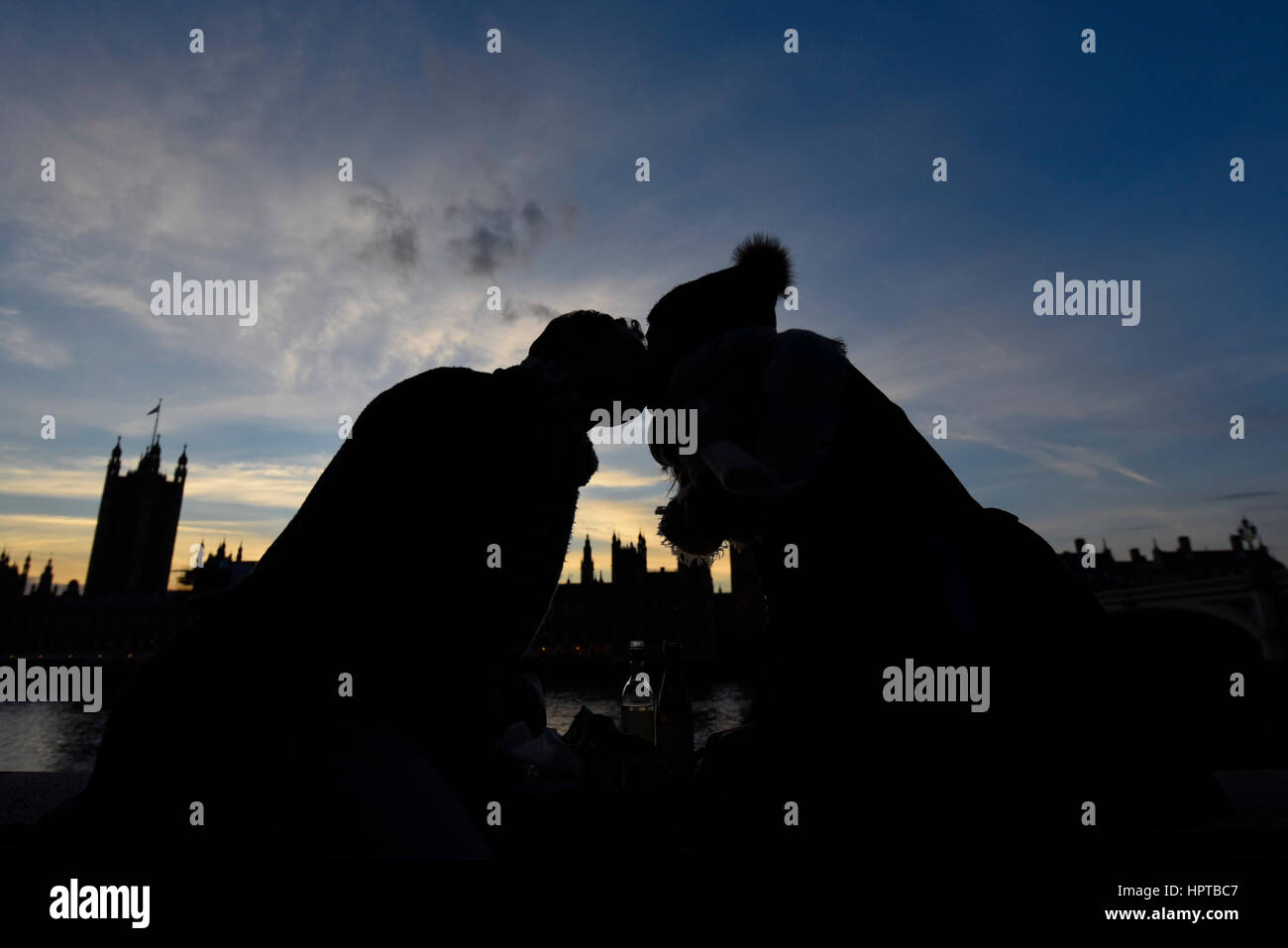 Kiss Me When Sun Sets Romantic Kiss Photos Kiss Me When