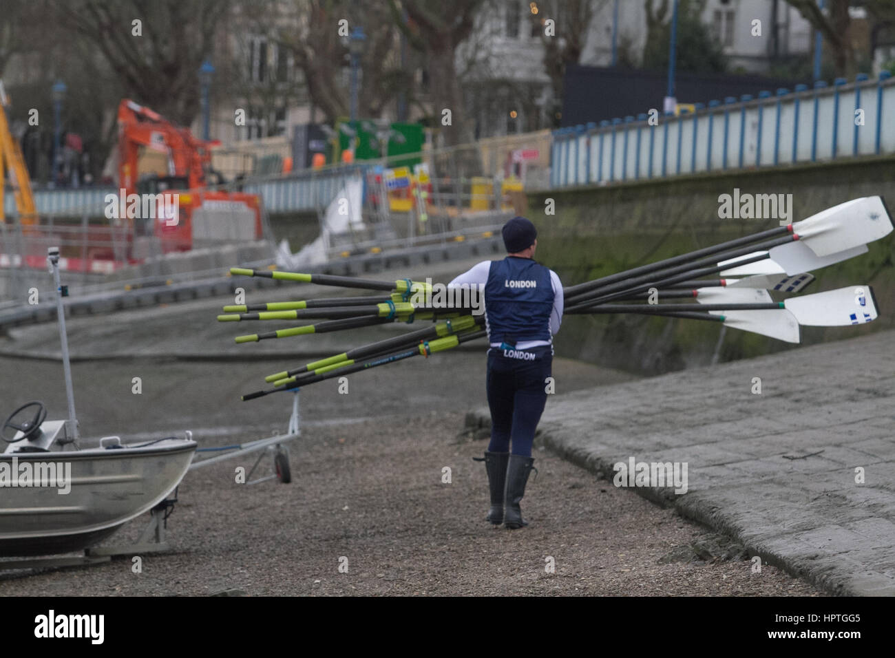 Putney Londres, Royaume-Uni. Feb 25, 2017. Les rameurs représentant divers clubs d'aviron, les écoles et collèges pratique sur la Tamise comme la saison d'Aviron britannique entre dans l'hiver pour les courses de tête et Henley Regatta Crédit : amer ghazzal/Alamy Live News Banque D'Images