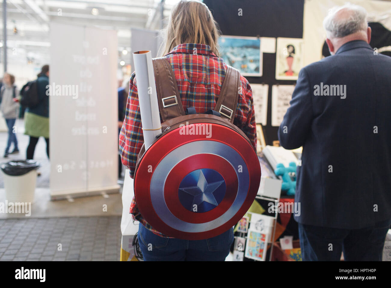 Copenhague, Danemark. Feb 25, 2017. Danemark, Copenhague, 25 février 2017. La bande dessinée est Copenhague Danemark's international comics festival et le plus grand du genre dans le pays. Le festival célèbre l'art merveilleux de la bande dessinée, des romans graphiques, des dessins animés et manga pendant un week-end de discussions de groupe, des conférences, des ateliers. Ici un participant porte un Captain America Shield sac. Gonzales : Crédit Photo/Alamy Live News Banque D'Images