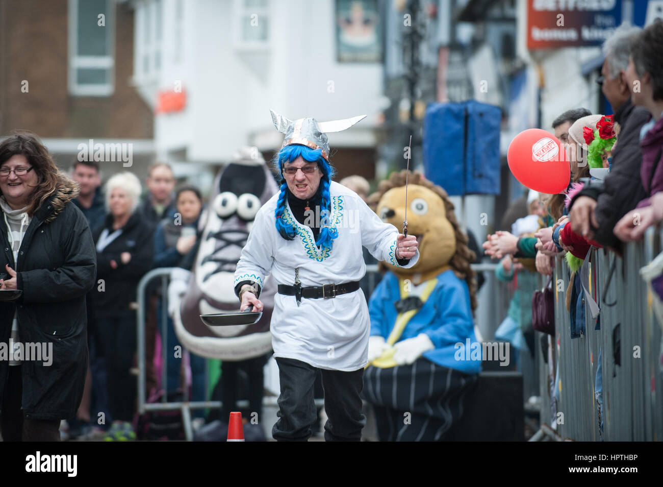 Littlehampton, West Sussex, UK. Feb 25, 2017. Organisé par la ville de Littlehampton, la crêperie du Conseil de l'événement des Jeux Olympiques est organisé chaque année dans la ville et de recueillir des fonds pour la charité. En Photo : un concurrent habillé en Viking prend part à l'épreuve de relais aux crêpes. Crédit : Scott Ramsey/Alamy Live News Banque D'Images