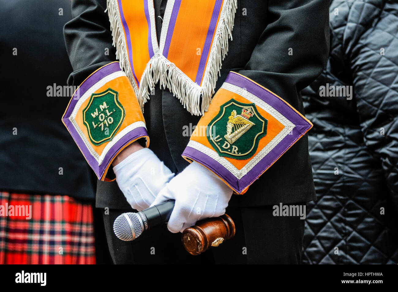 Belfast, Irlande du Nord. 25 févr. 2017 - Le vénérable maître rom Loyal Orange Lodge LOL710, UDR Lodge, au cours de l'occasion d'un service de deux soldats de l'Ulster Defence Regiment, Frederick James Cummings et Starrett, tué par une bombe de l'IRA 24/02/1988 Banque D'Images