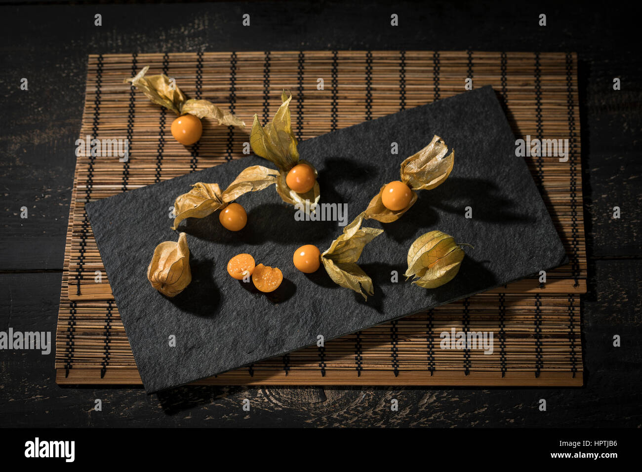 Physalis entières et tranchées sur ardoise Banque D'Images