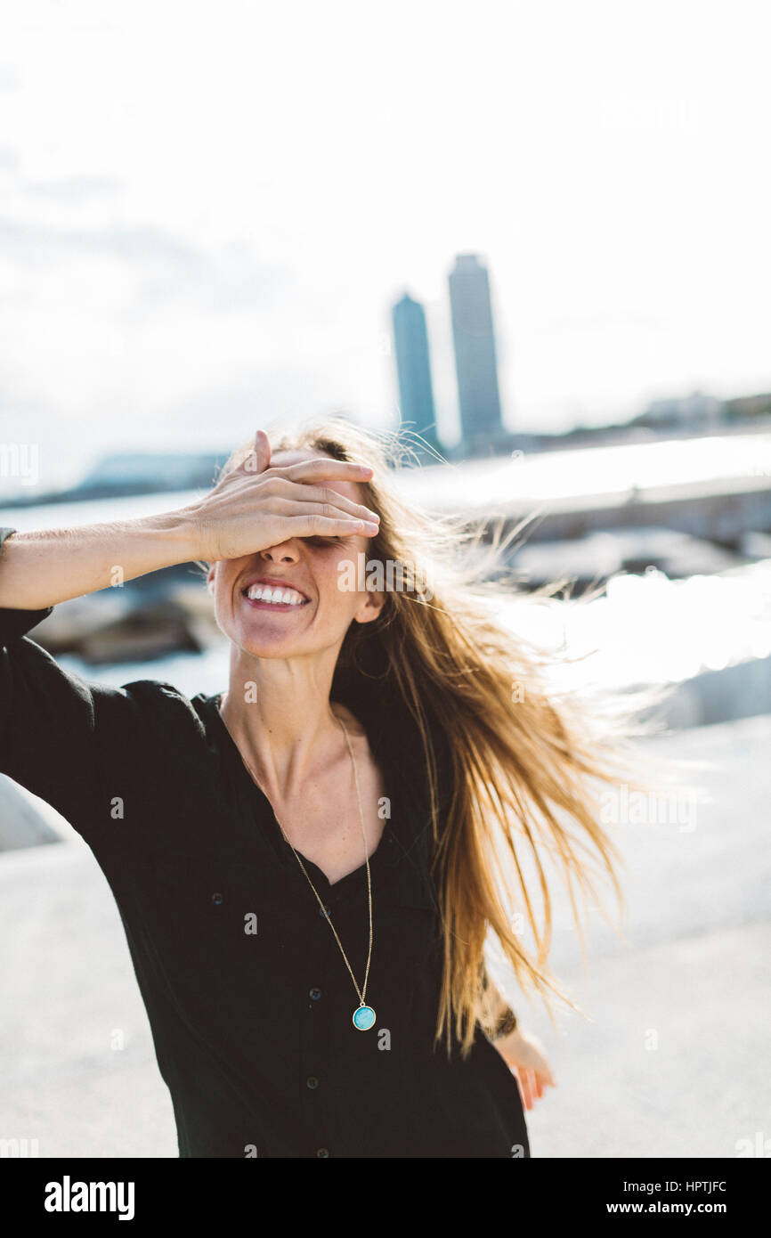 Happy young woman covering her eyes Banque D'Images