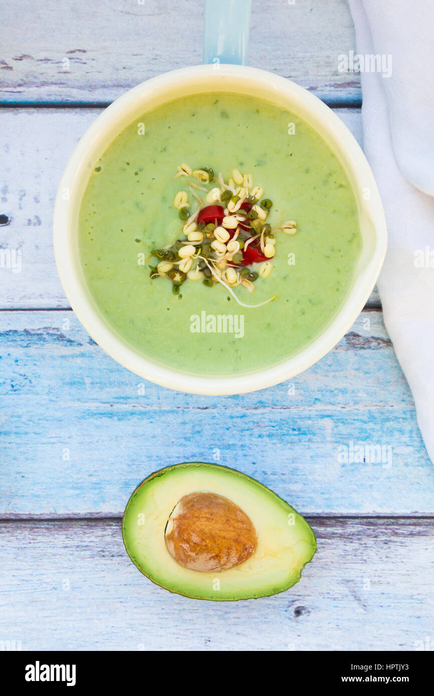 Casserole de soupe de concombre avocat garni de pousses Banque D'Images