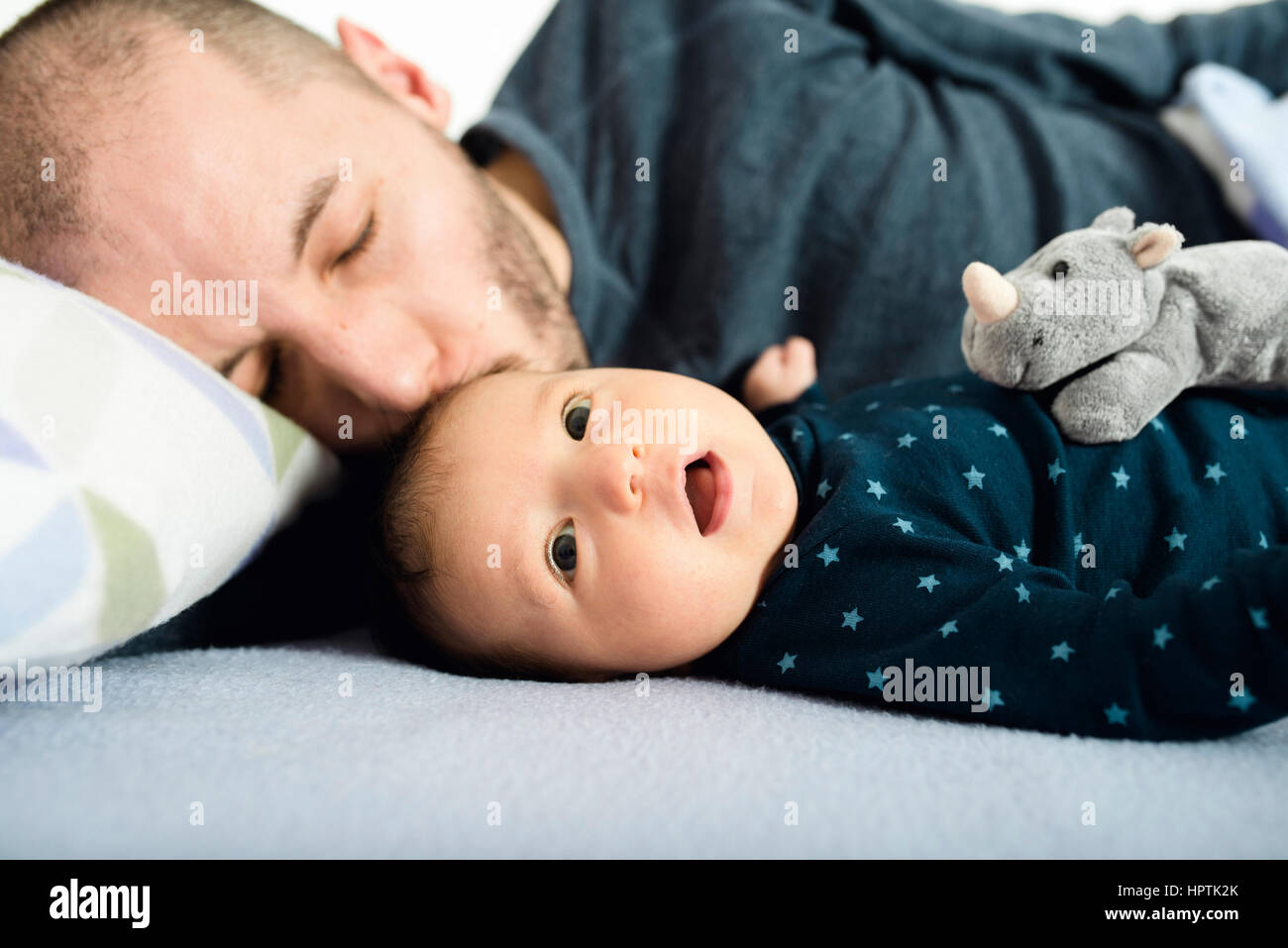 Son père Naissance bebe Fille on bed Banque D'Images
