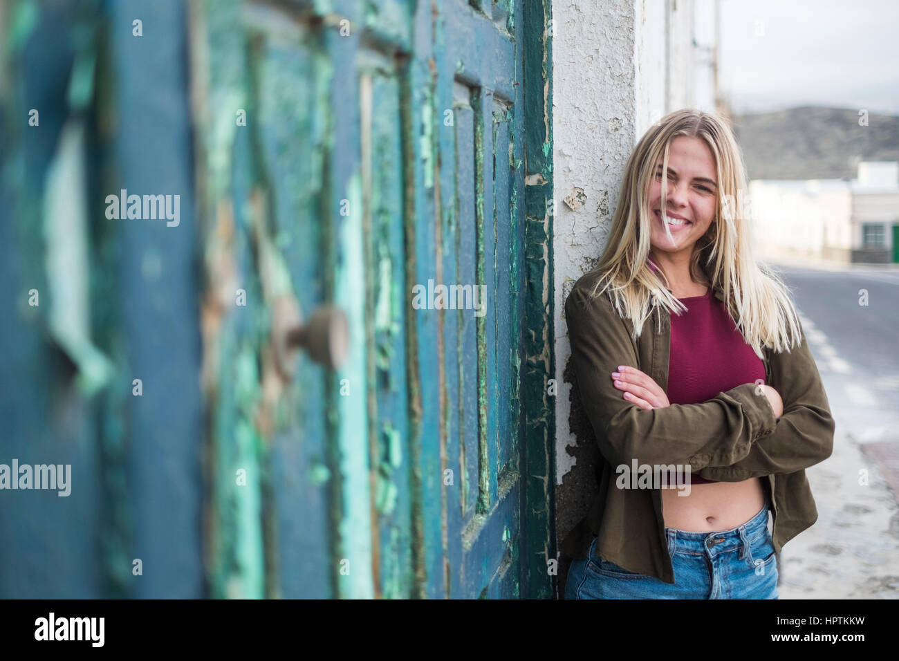 Espagne, Ténérife, portrait of young blonde woman with arms crossed Banque D'Images