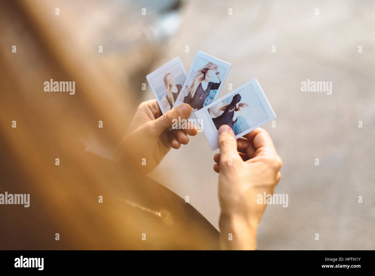 Jeune femme à la recherche d'elle-même à l'instant photos Banque D'Images