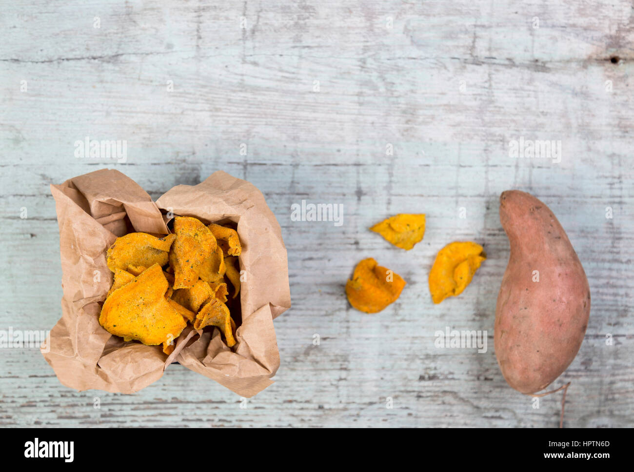 Sweet potato chips de patate douce et fraîche sur bois Banque D'Images