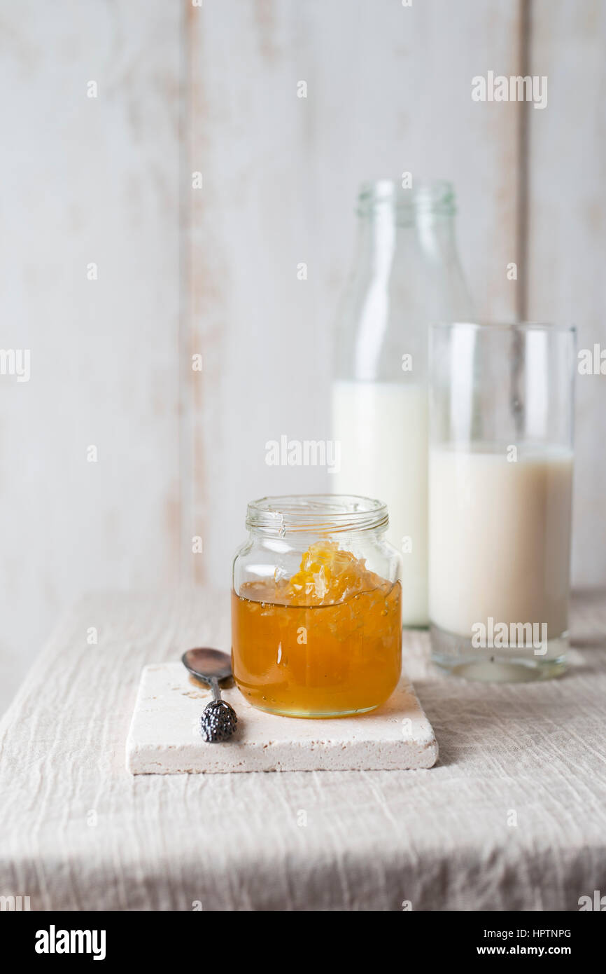 Pot de miel miel et lait Banque D'Images