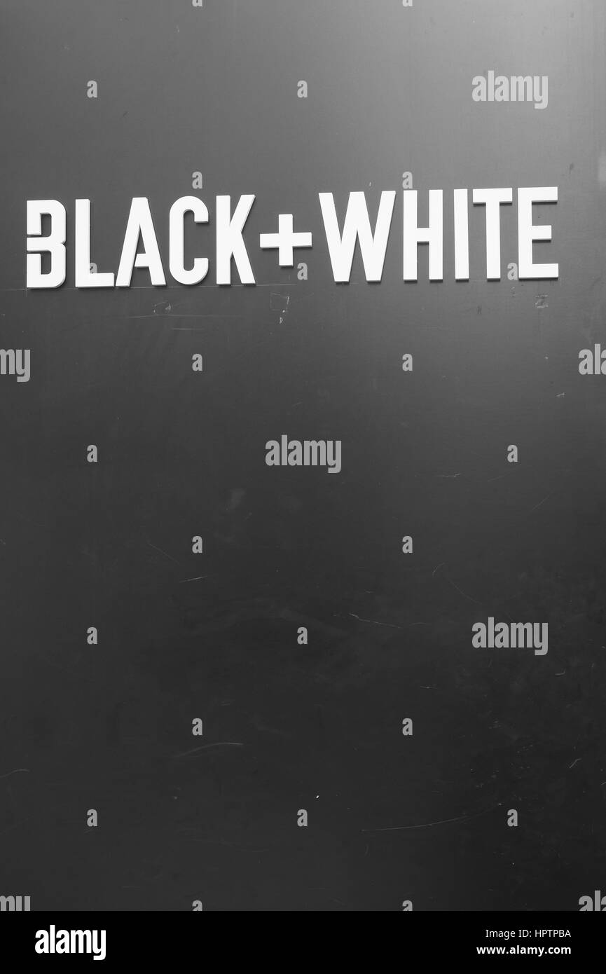 Noir +blanc écrit sur un mur Banque D'Images