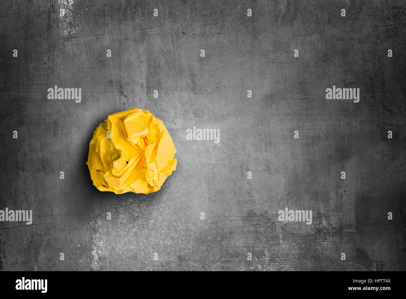 Boule de papier jaune froissé Banque D'Images