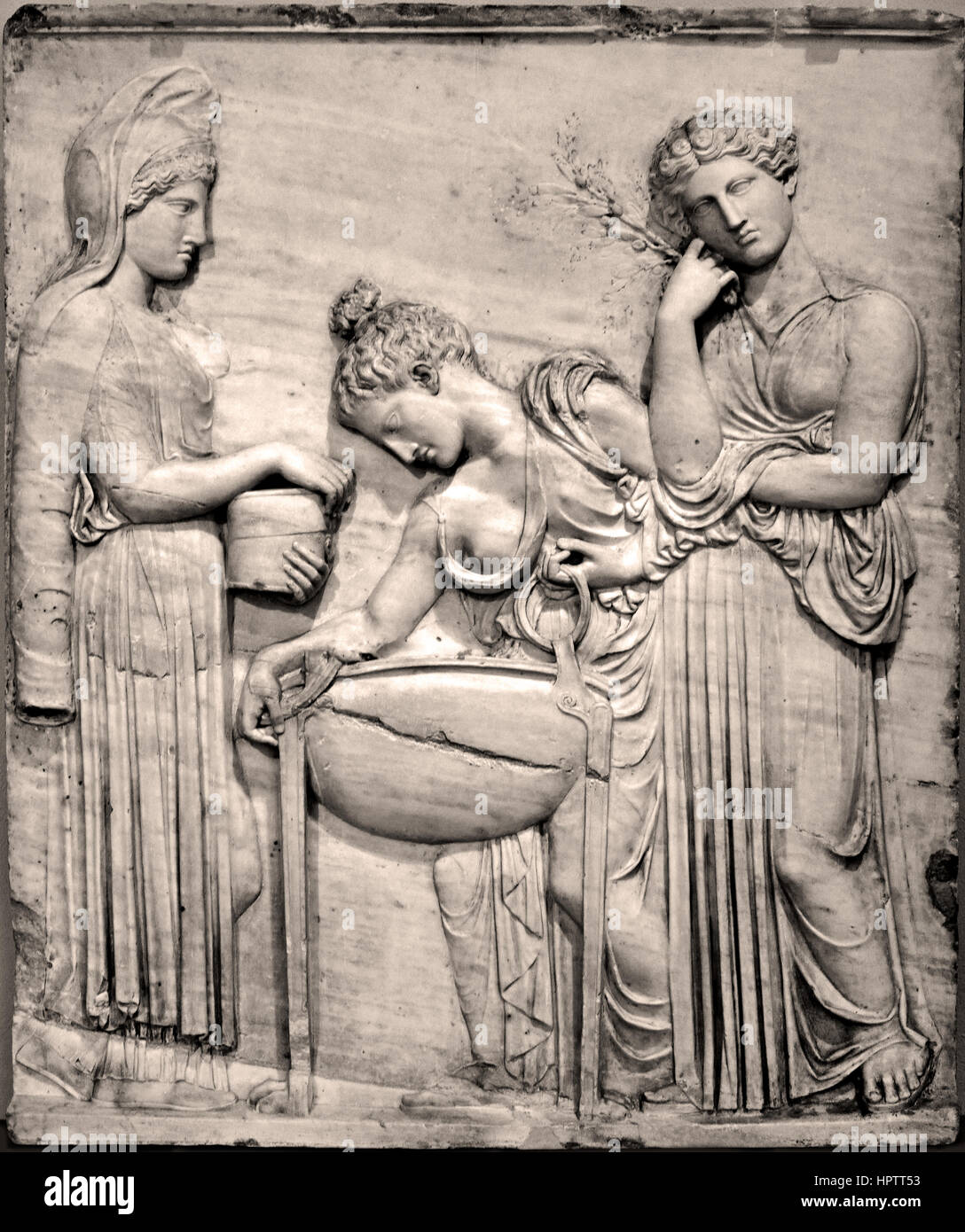 Stèle funéraire ancienne décharge avec Medea et les filles de Pelias Copie romaine d'un grenier de secours le temps autour de 420 av. J.-C., marbre, fin iie siècle apr.Dans la mythologie grecque, (Medea est une sorcière qui était la fille du roi Aeëtes de Colchide, nièce de Circé, fille d'Hélios, dieu du soleil et plus tard épouse au héros Jason. ) Banque D'Images Stèle funéraire ancienne décharge avec Medea et les filles de Pelias Copie romaine d'un grenier de secours le temps autour de 420 av. J.-C., marbre, fin iie siècle apr.Dans la mythologie grecque, (Medea est une sorcière qui était la fille du roi Aeëtes de Colchide, nièce de Circé, fille d'Hélios, dieu du soleil et plus tard épouse au héros Jason. ) Banque D'Images