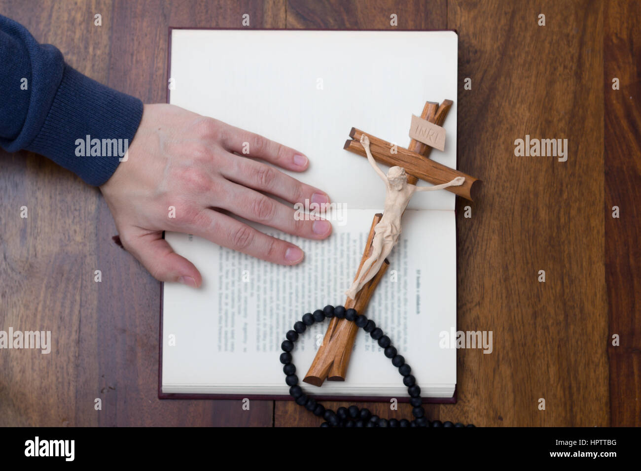 Bible, Main et cross Banque D'Images