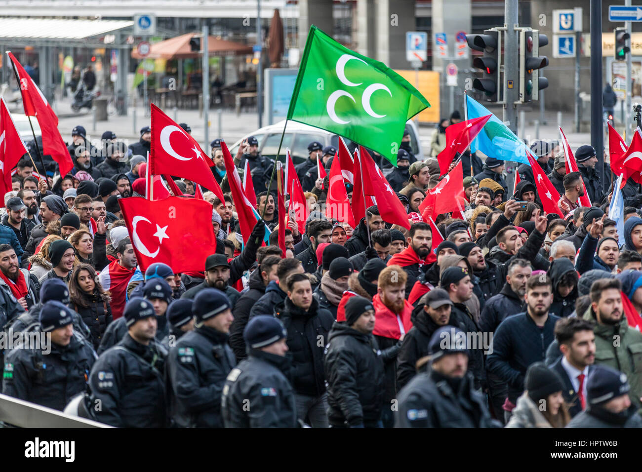 L'unité de la police anti-émeute allemande au cours d'une manifestation, d'association d'extrême droite turc Turan, Gray Wolfes, à Dortmund, en Allemagne, Banque D'Images