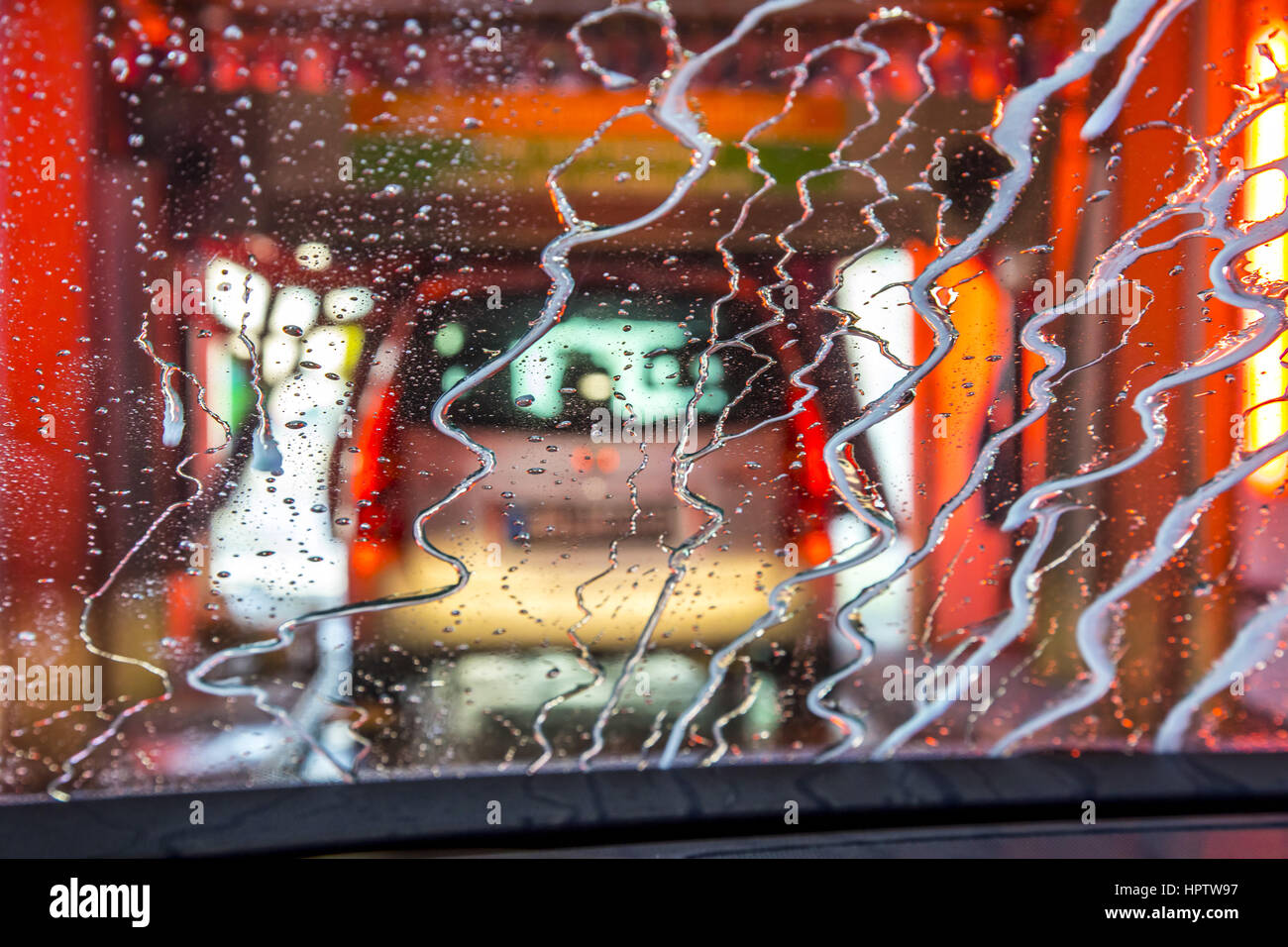 Voiture dans une station de lavage automatique site, séchage à l'air chaud, des plantes à fruits, en rotation Banque D'Images