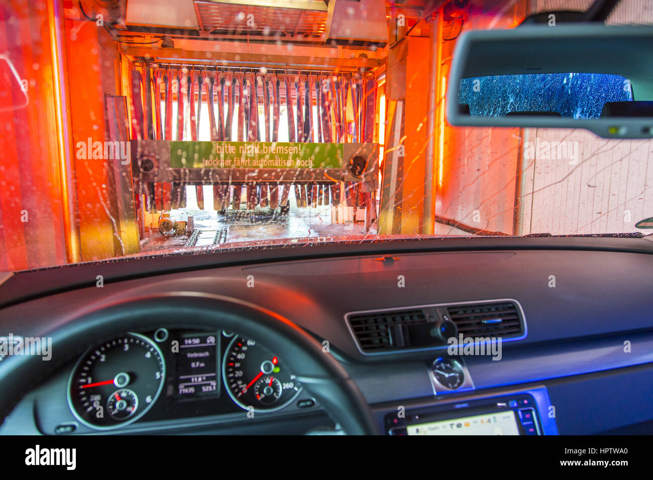 Voiture dans une station de lavage automatique site, séchage à l'air chaud, des plantes à fruits, en rotation Banque D'Images