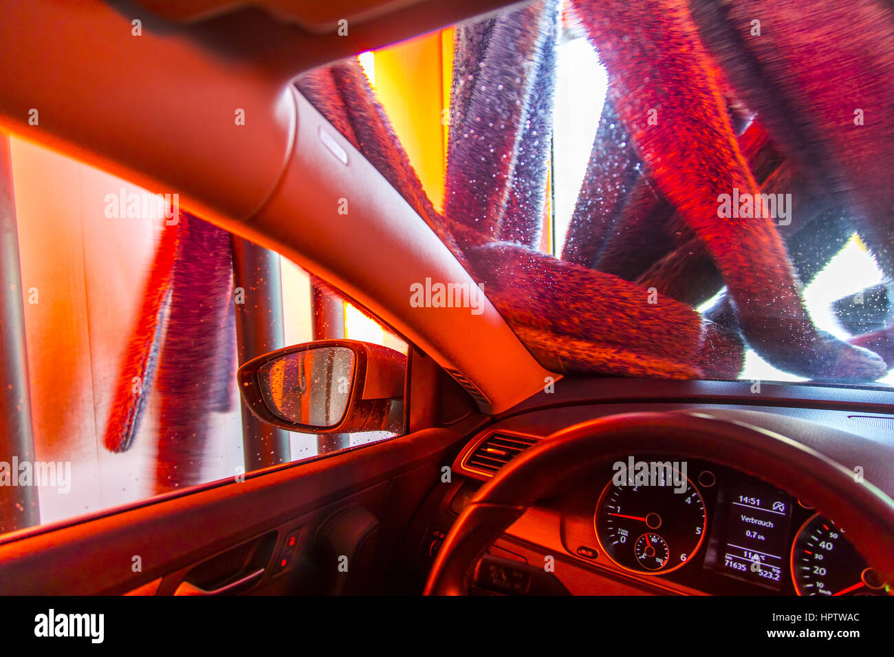 Voiture dans une station de lavage automatique site, séchage à l'air chaud, des plantes à fruits, en rotation Banque D'Images