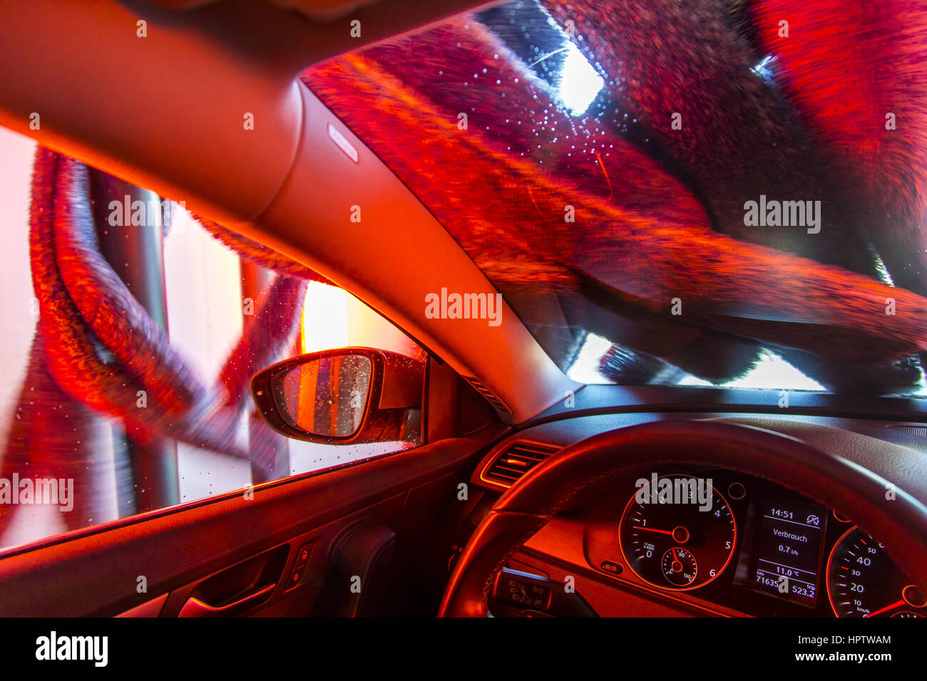 Voiture dans une station de lavage automatique site, séchage à l'air chaud, des plantes à fruits, en rotation Banque D'Images